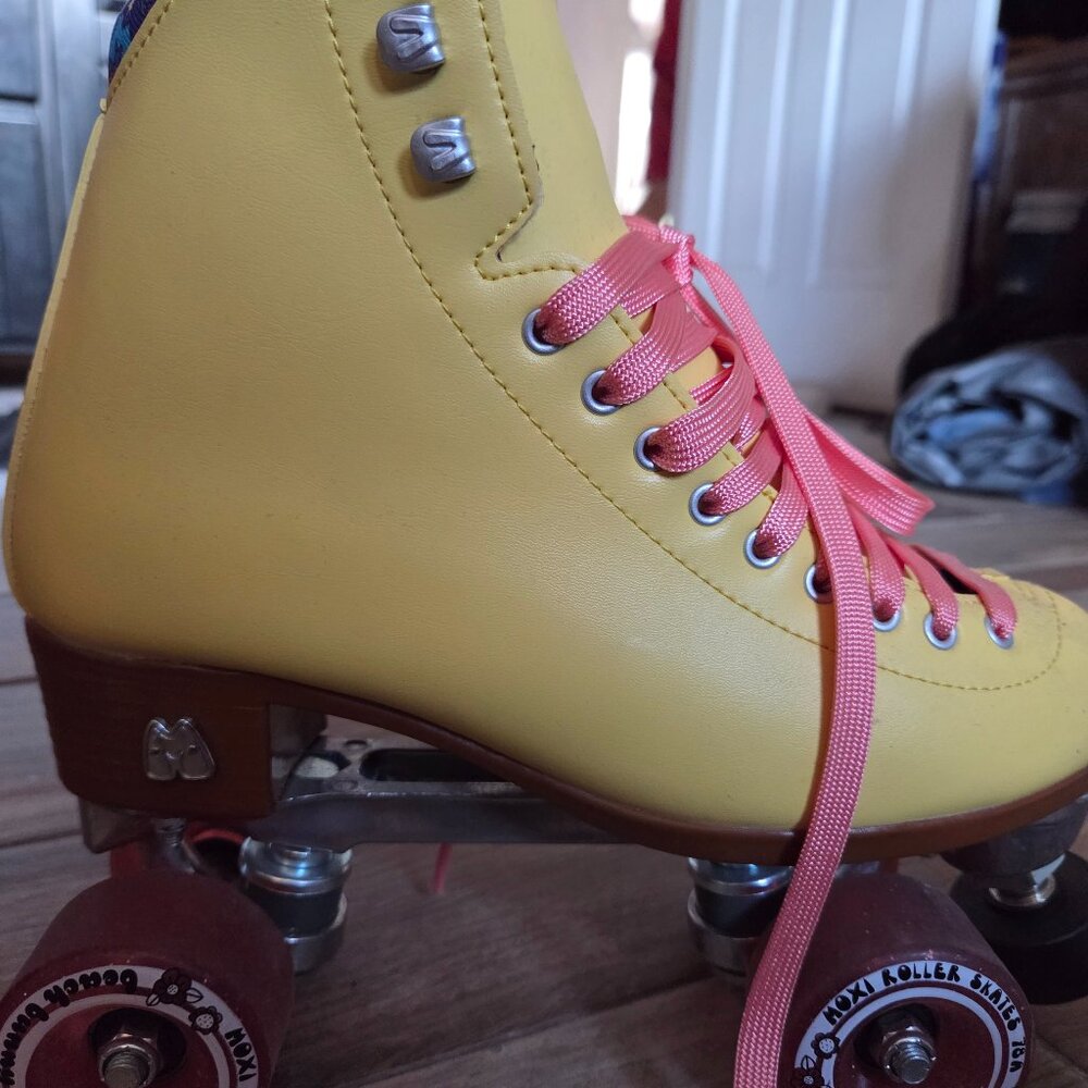 MOXI Beach Bunny Rollerskates BRAND NEW! Includes Brand New $25 Protection Pads - Picture 2 of 4